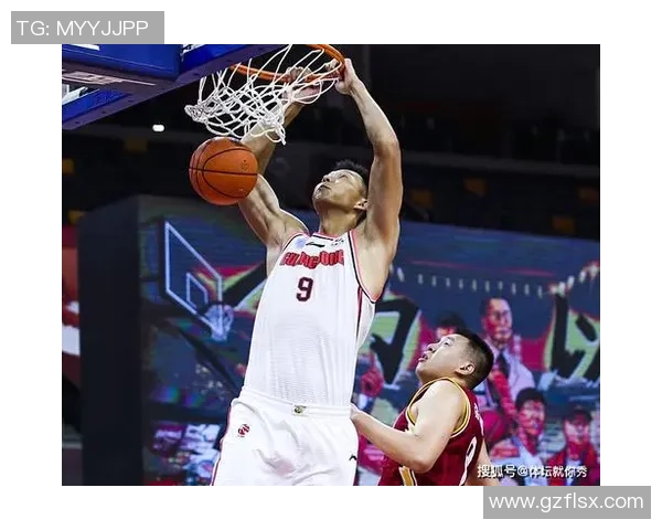 重庆篮球队以92分领跑精英赛积分榜展现强劲实力